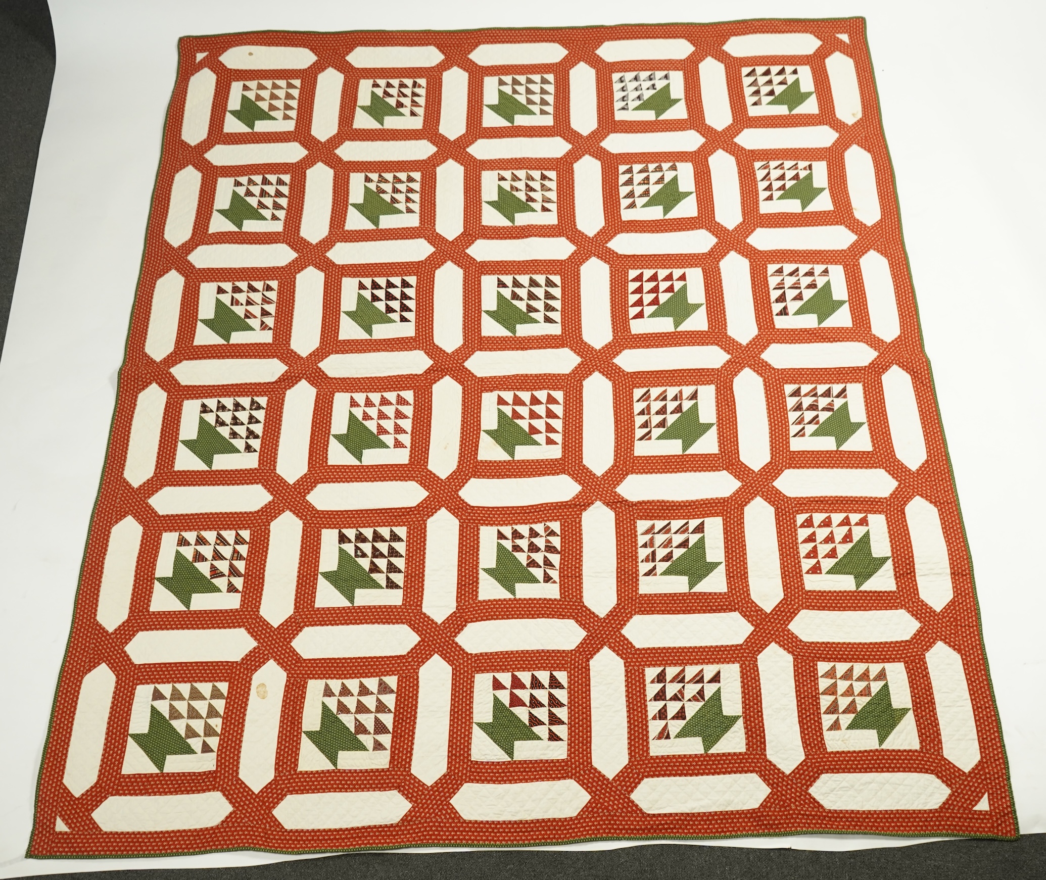 A handsome mid 19th century American ‘Basket’ hand pieced and hand quilted bed cover. An unlaundered Civil War quilt. The reverse side a printed quilted cotton. This quilt purchased in Virginia. 226cm x 168cm. Condition